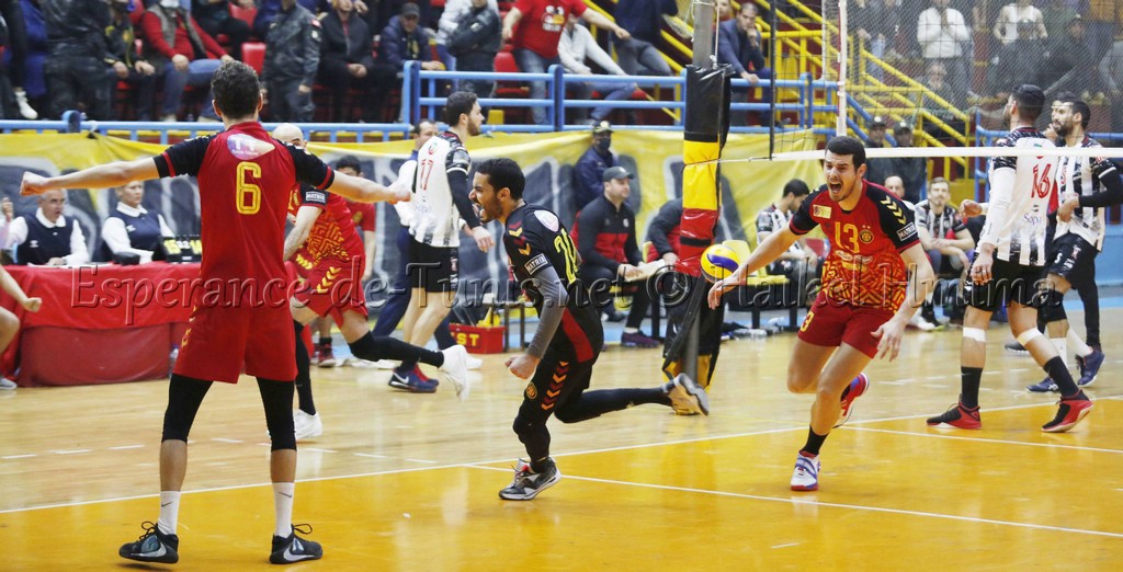 La joie des joueurs après la victoire en finale du championnat de Tunisie de volleyball 2021